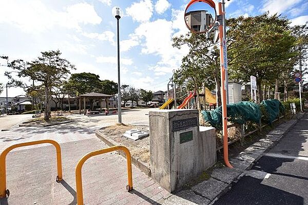 【桜ヶ丘二丁目公園】鹿児島市桜ヶ丘2丁目にある公園です。トイレ、遊具あり 470m
