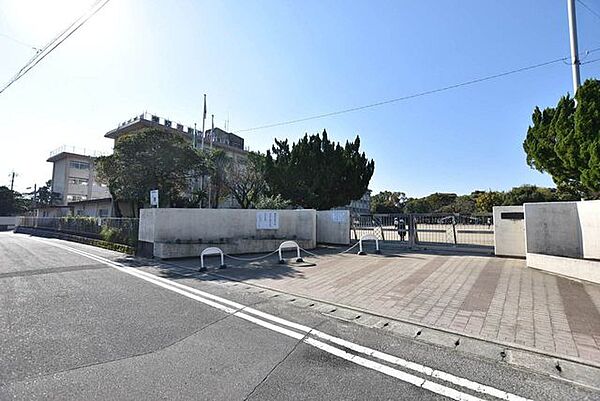 【桜丘西小学校】昭和53年開校。エリアは桜ヶ丘1から4丁目全域校訓はよく考える子　　　　思いやりのある子ねばり強い子　　　　元気な子 130m