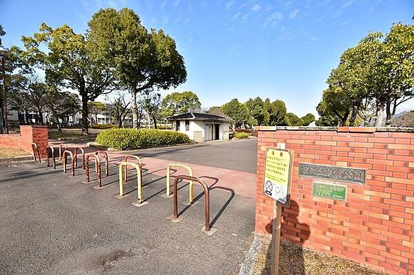 【桜ヶ丘中央公園】鹿児島市桜ヶ丘4丁目にある公園です。駐車場、トイレ、グラウンド、テニスコート、遊具あり 160m