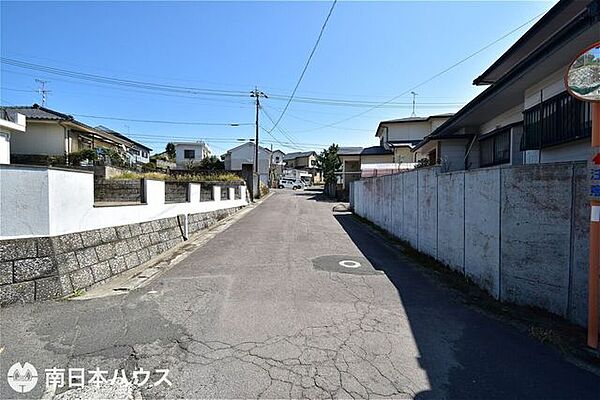 【前面道路】北西向きの前面道路幅は約6ｍです！車のすれ違いも余裕でできる広さです♪