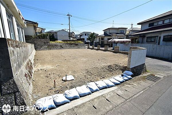 【外観】令和8年3月15日　撮影北西側から撮影！道路との高低差が少ないです！