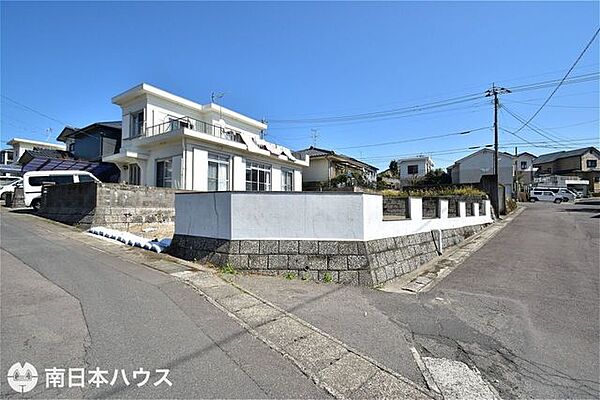 【外観】令和8年3月15日　撮影団地内の一画です！周辺交通量も少なく静かな住環境です♪
