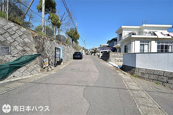 【前面道路】北西向きの前面道路幅は約6ｍです！車のすれ違いも余裕でできる広さです♪