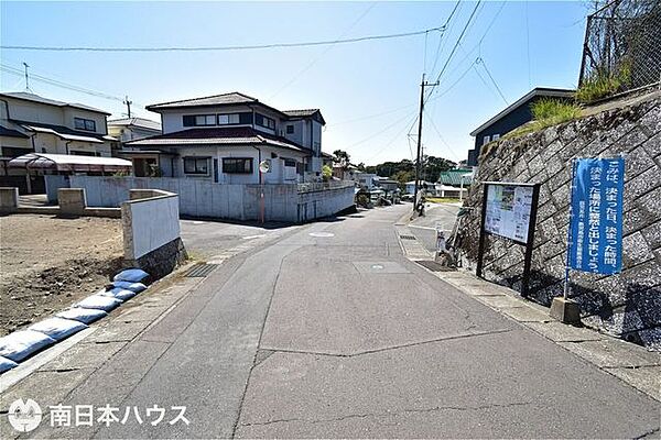 【前面道路】北西向きの前面道路幅は約6ｍです！敷地目の前は公園になっています♪
