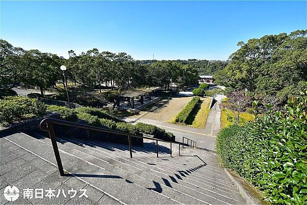 【明和中央公園】鹿児島市明和2丁目にある公園です。テニスコート、遊具、トイレ、駐車場有り 560m