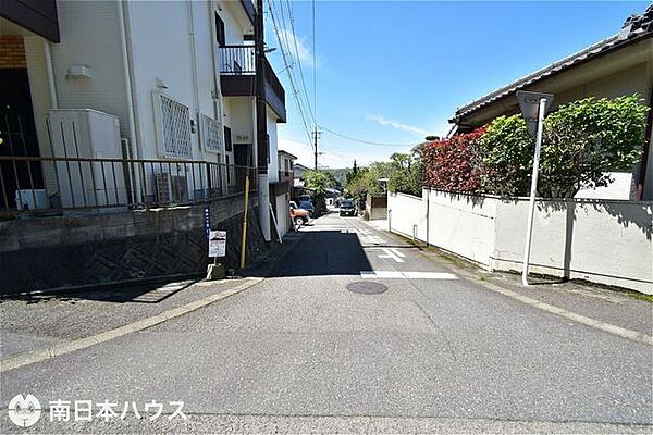 【前面道路】南向きの前面道路幅は約5ｍです！団地内の道路で交通量が少なく静かな住環境です♪