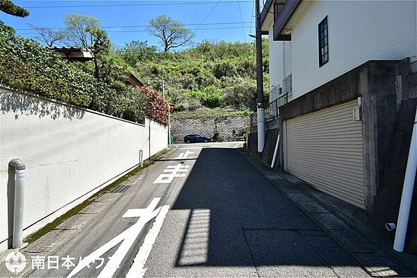 【前面道路】南向きの前面道路幅は約5ｍです！団地内の道路で交通量が少なく静かな住環境です♪