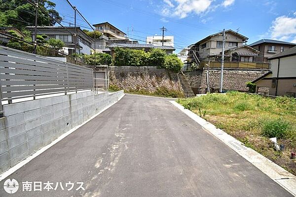【前面道路】西向きの前面道路です！分譲地内の道路で交通量が少ない静かな住環境です♪