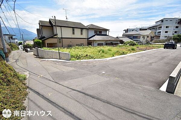 【前面道路】北西角地です！周辺は交通量の少ない静かな住宅地です♪
