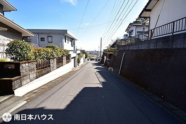 【前面道路】南西向きの前面道路幅は約6.1ｍです！団地内の道路で交通量が少なく静かな住環境です♪