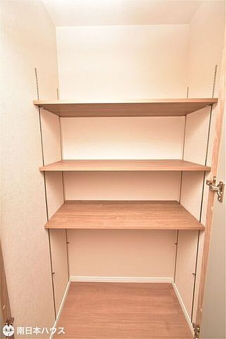 【廊下収納】奥行きのある収納です！可動棚も設置してあり使い勝手のよい収納です♪