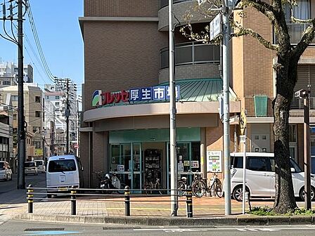 【フレッセ厚生市場】鹿児島市西千石町にあるスーパーです。営業時間10：00～23：00（各店舗により異なります）駐車場有り（最初の40分無料その後は20分毎100円） 130m