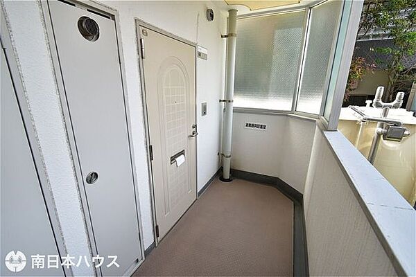 【玄関前共有廊下】南西角部屋です！