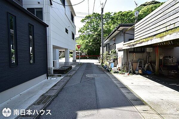 【前面道路】東向きの前面道路幅は約4.9ｍです！交通量の少ない道路です！