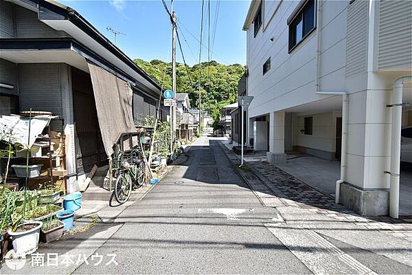 【前面道路】東向きの前面道路幅は約4.9ｍです！交通量の少ない道路です！