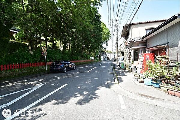 【前面道路】南向きの前面道路幅は約8.6ｍです！歩道もあるので通学も安心です♪