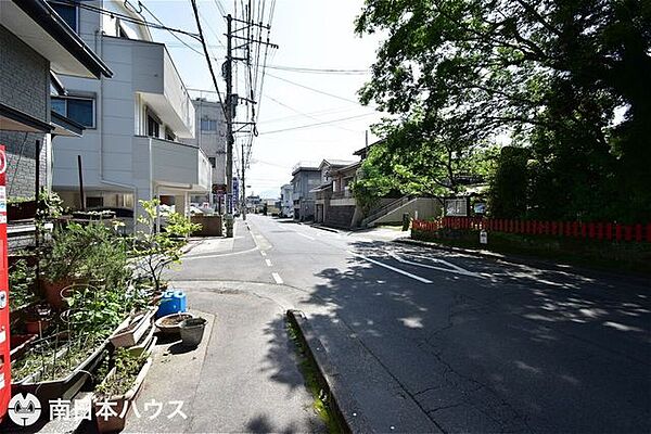 【前面道路】南向きの前面道路幅は約8.6ｍです！歩道もあるので通学も安心です♪