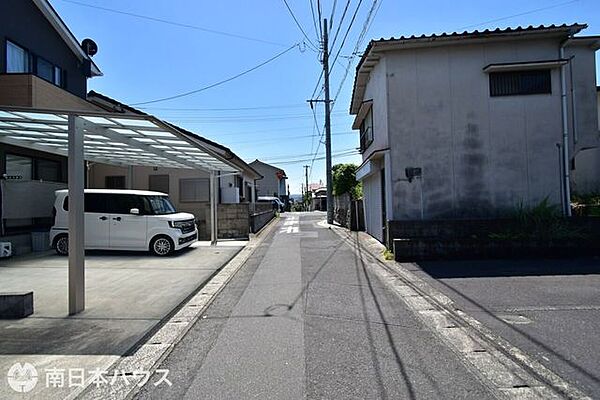 【前面道路】北西向きの前面道路幅は約4.1ｍです！団地内の道路で交通量が少なく静かな住環境です♪