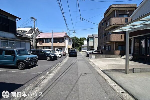 【前面道路】北西向きの前面道路幅は約4.1ｍです！団地内の道路で交通量が少なく静かな住環境です♪