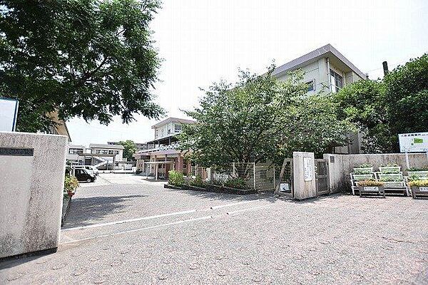 【鹿児島市立紫原小学校】は、紫原2丁目に位置する1965年創立の小学校です。令和4年度の生徒数は599人で、28クラスあります。校訓は「進んで考える　他を思いやる　最後までがんばる」です。 140m