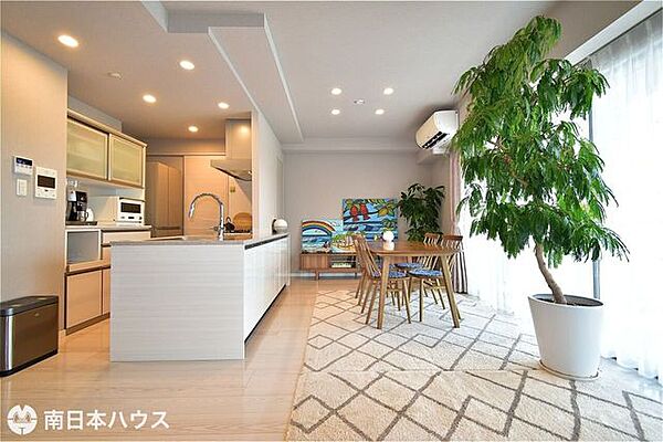 【リビング】約22帖の広々としたリビング空間♪南西向きのバルコニーに面した明るい室内です！