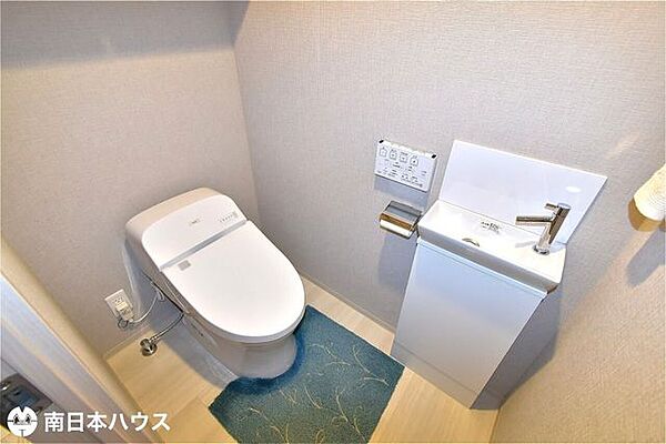 【トイレ】温水洗浄便座機能付き！手洗い器付きで来客時にも便利です！上部に収納棚付きです♪