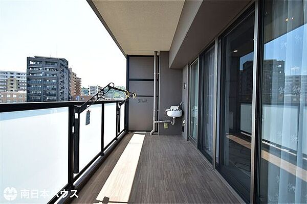 【バルコニー】南西向きのバルコニーです！スロップシンクもあり汚れ物のお洗濯に便利な設備です♪