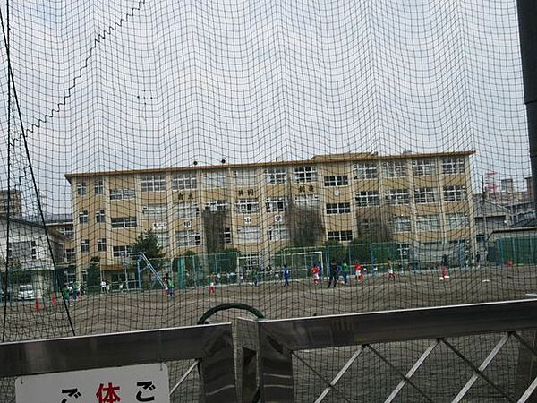 【鹿児島市立甲南中学校】は、高麗町に位置する1947年創立の中学校です。令和3年度の生徒数は379人で、13クラスあります。校訓は「自主・共同・創造」です。 630m