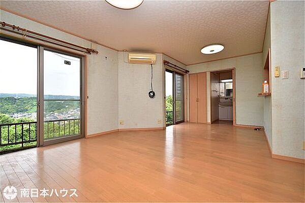 【リビング】西向きの窓から明るい日が入ります！目の前は開けているので日当たり、通風良好です♪