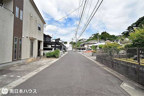 【前面道路】南西向きの前面道路幅は約6ｍです！区画整理された落ち着いた雰囲気のある街並みです♪