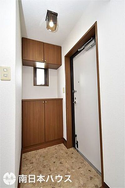 【玄関】シューズボックス付き！小窓付きで自然換気もできます♪