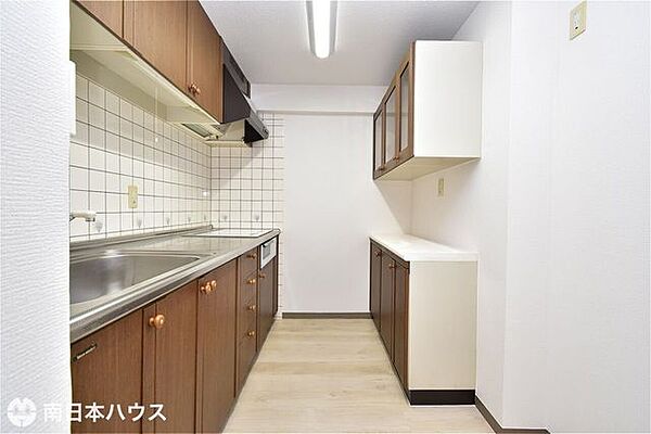 【キッチン】独立キッチン！背面収納付きです！冷蔵庫を設置しても余裕のある調理スペースです♪