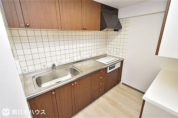 【キッチン】吊戸棚付きのシステムキッチンです！収納豊富です♪IHクッキングヒーターを設置しています！