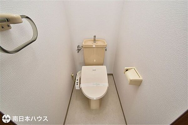 【トイレ】温水洗浄便座機能付き！クロス、床のクッションフロアを張替えています♪
