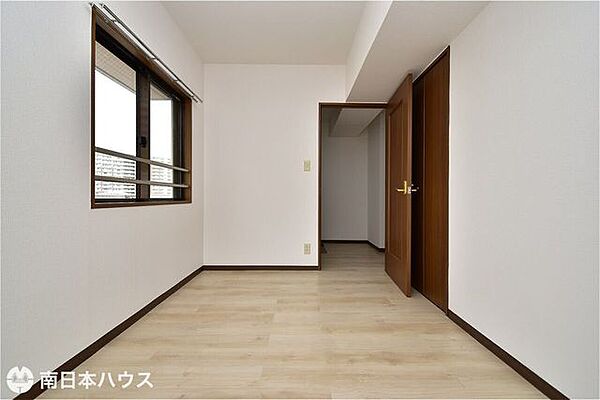 【洋室】4.9帖の洋室です！西、北の2面に窓があり通風良好な室内です♪