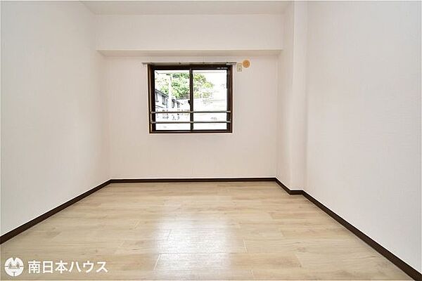 【洋室】5.3帖の洋室です！令和8年5月に全居室のクロス、床をリフォーム済みです♪