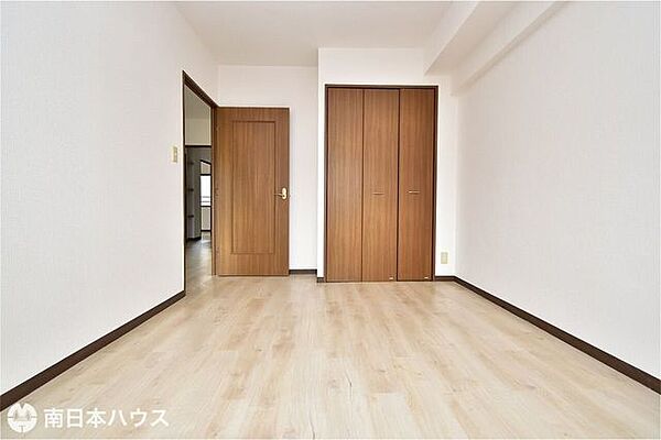【洋室】6帖の洋室です！南向きのバルコニーに面した明るいお部屋です♪