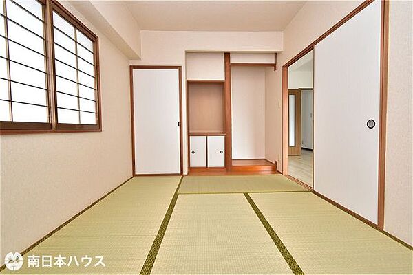 【和室】6帖の和室です！ふすまや障子の張替え、畳の表替えを行っています♪