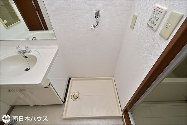 【洗濯機置き場】洗濯パン付き！洗面所もクロス、床のクッションフロアを張替えています♪