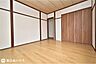 洋室：【洋室】2階6帖の東南角部屋です！全居室に収納付きでお部屋をスッキリと使用できます♪