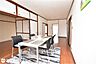 リビング/ダイニング：【リビング】広々リビングです！キッチンが独立タイプで使い勝手の良い間取りです♪