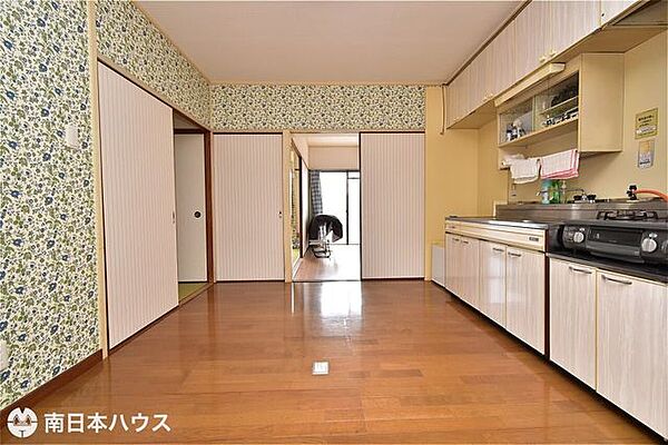 【ダイニングキッチン】2部屋からの出入りが可能な間取りです♪