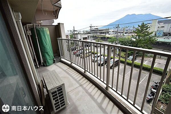 【バルコニー】東南向きのバルコニーです！日当たり良好、前面に建物がなく通風も良好です♪