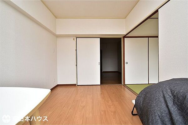 【洋室】6帖の洋室です！東南向きのバルコニーに面したお部屋です♪