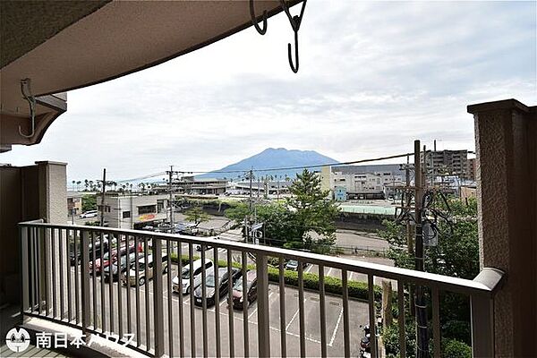 【眺望】バルコニーからの眺望です！3階部分のお部屋ですが目の前に建物がなく開けた眺望です♪
