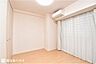 洋室：【洋室】5.1帖の洋室です！室内程度良好！全居室収納を完備した間取りです♪