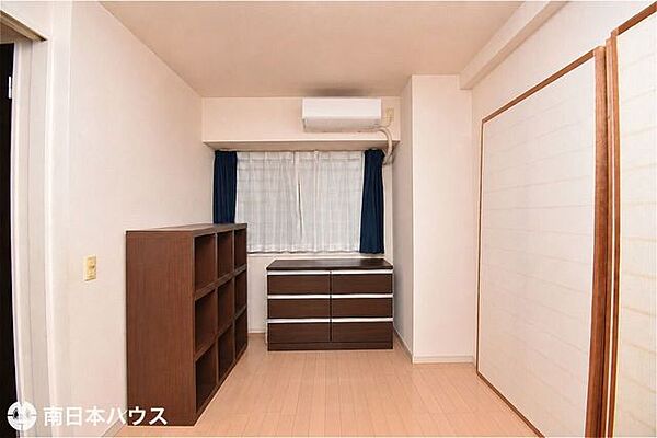【洋室】6.4帖の洋室です！室内程度良好！居住中につきご内覧希望の際は事前にお問合せください♪