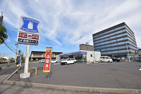 【ローソン与次郎二丁目店】鹿児島市与次郎2丁目にあるコンビニです。設備・サービス　ATM、駐車場、イートイン、バリアフリートイレ、お酒、たばこ、まちかど厨房、無印良品、マルチコピー機 400m