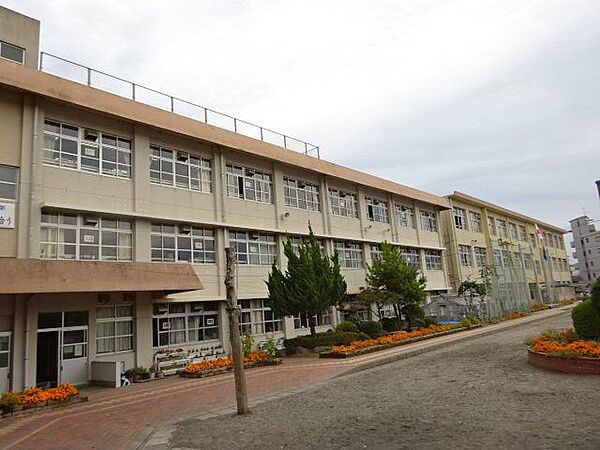 【鹿児島市立八幡小学校】は、下荒田3丁目に位置する1876年創立の小学校です。令和3年度の生徒数は632人で、26クラスあります。校訓は「考える　がんばる　助け合う」です。 1800m