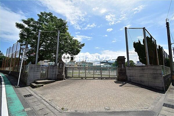 【鹿児島市立天保山中学校】は、下荒田2丁目に位置する1948年創立の中学校です。令和3年度の生徒数は397人で、14クラスあります。校訓は「自主・好学・友愛・健康」です。 2400m